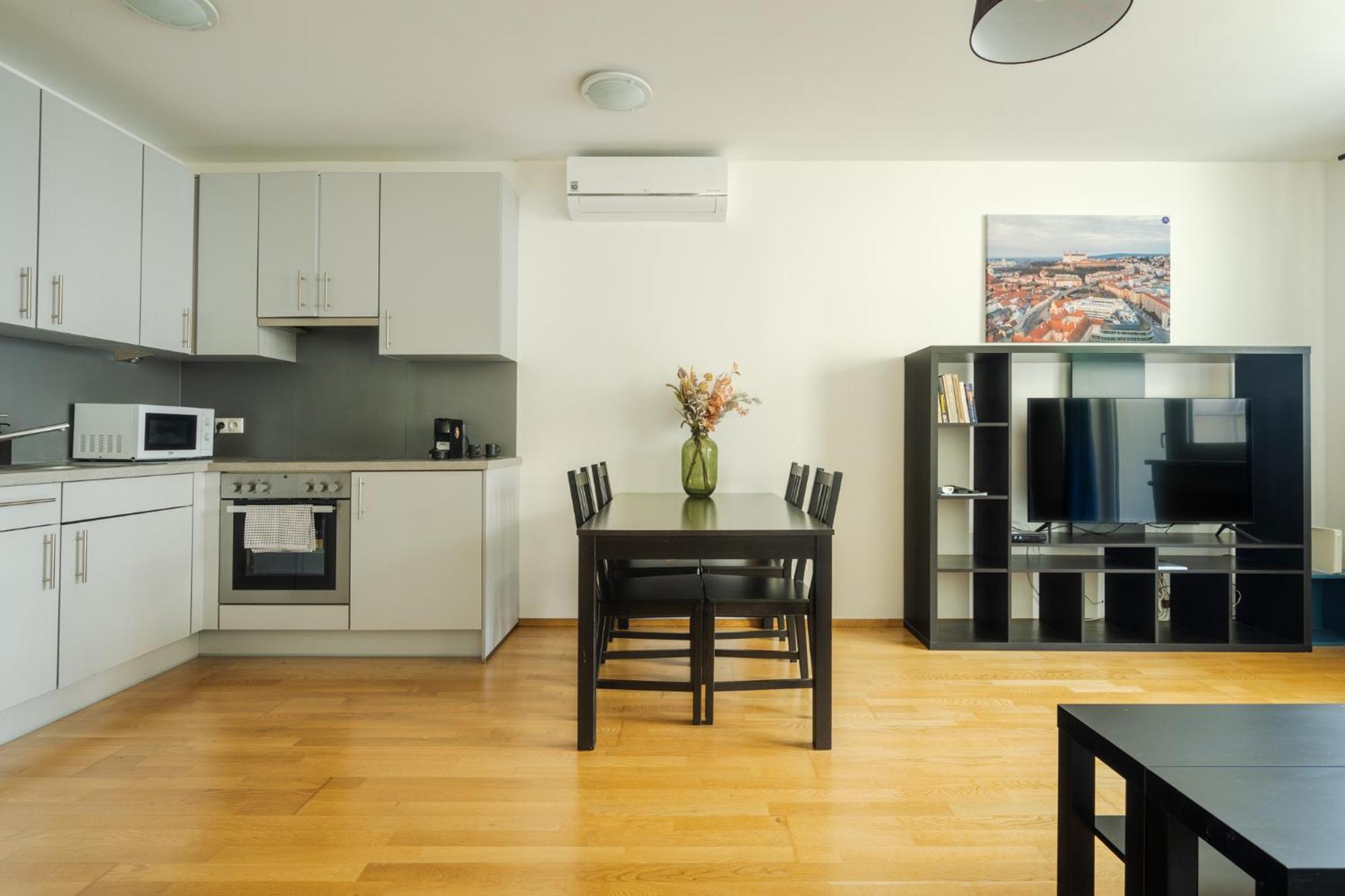 Business & Family Ambiente Apartments Bratislava Exterior foto